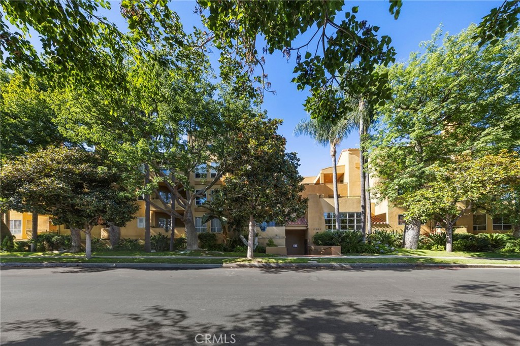 Welcome to the Penthouse! Incredible opportunity to own a spacious 2,672 sq ft condo in the heart of Studio City. This rare top-floor unit features 2 large ensuite bedrooms plus a versatile loft with its own bathroom and dual cedar closets — ideal as a 3rd bedroom or home office. The luxurious primary suite includes 2 walk-in closets, a fireplace, a luxurious bath, and access to a private patio. The remodeled kitchen offers granite countertops, ample cabinetry, and a bright breakfast area that opens to a balcony. The elegant living room boasts soaring 18-ft ceilings and a cozy fireplace, while the formal dining area features French doors leading to another balcony. Entertain a large gathering on the approximately 1,800 sq ft private rooftop deck with wonderful valley views. The building offers secured entry, a pool, gym, community room, private storage unit and two, side-by-side parking spots.
Prime location just moments away from Erewhon Market, Equinox, Sportsmen’s Lodge, and the best dining, shopping, and entertainment Studio City has to offer.