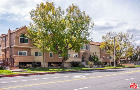 Photo of 11306 Moorpark Street #20, Studio City, CA 91602 (MLS # 26832881)