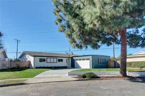 Photo of 8652 Royer Cir, Huntington Beach, CA 92647 (MLS # OC25269502)