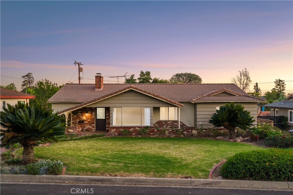 1048 E Comstock Avenue