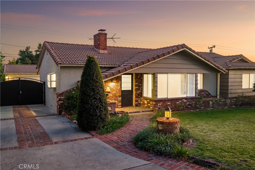 1048 E Comstock Avenue