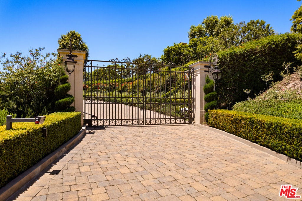 10 Beverly Ridge Terrace