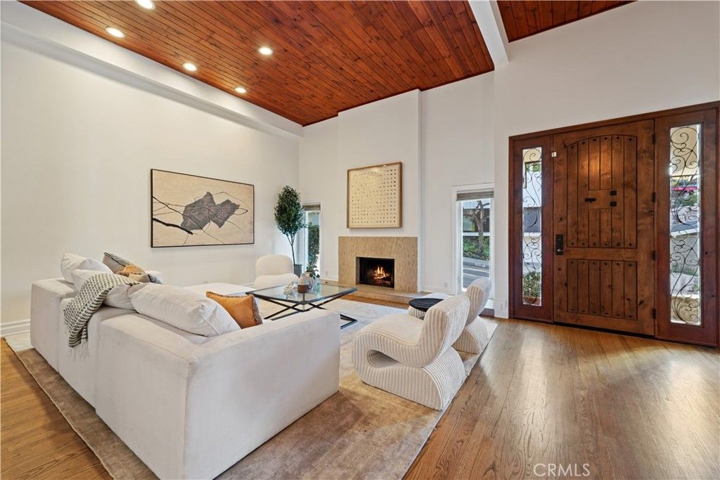 Photo of 16982 Escalon Drive, Encino, CA 91436 (MLS # SR25281979)