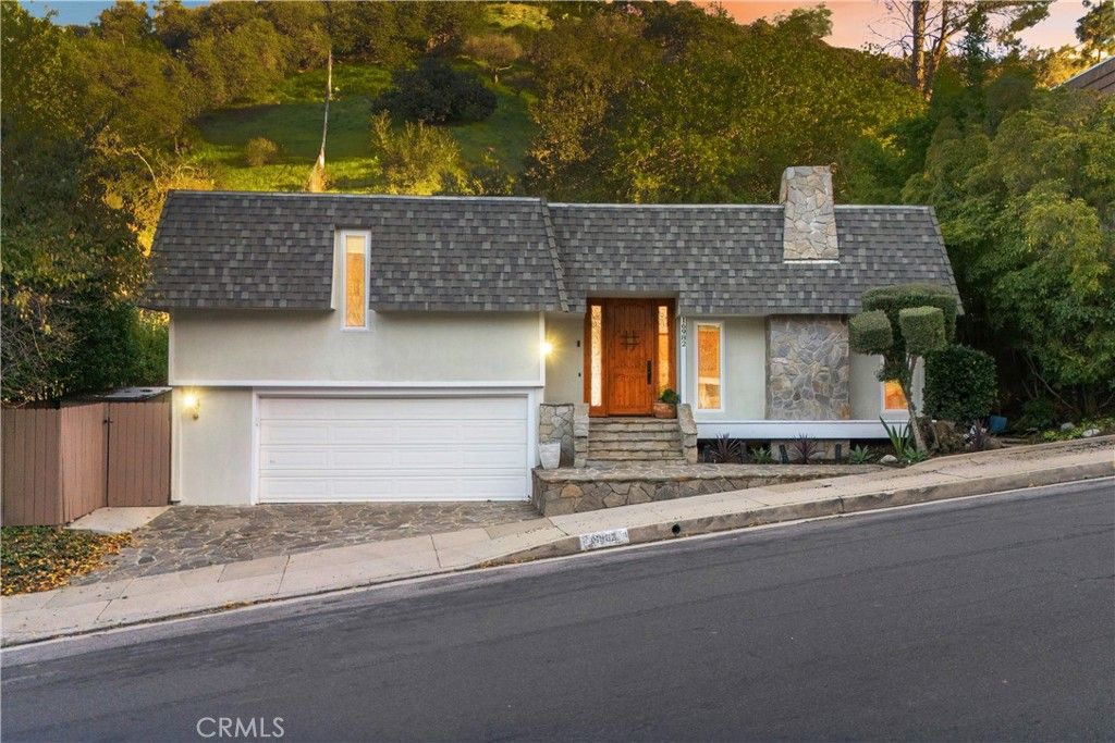 Photo of 16982 Escalon Drive, Encino, CA 91436 (MLS # SR25281979)