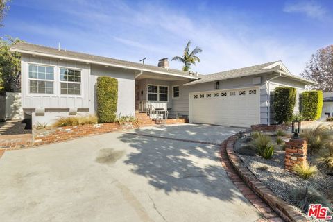 Photo of 7515 W 88th Street, Los Angeles, CA 90045 (MLS # 25606949)