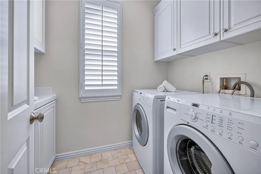 Calabasas, California 91302, United States, 5 Bedrooms Bedrooms, ,4 BathroomsBathrooms,Residential,Active,222385