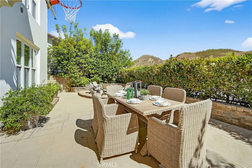 Calabasas, California 91302, United States, 5 Bedrooms Bedrooms, ,4 BathroomsBathrooms,Residential,Active,222385