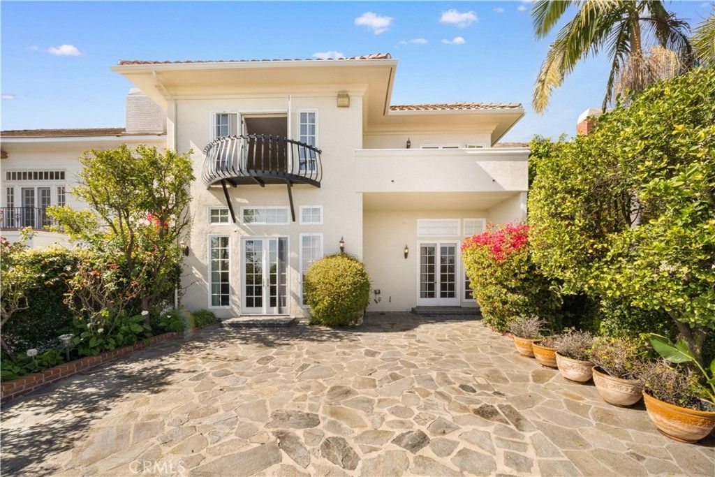 Photo of 2282 Canyonback Rd, Los Angeles, CA 90049 (MLS # AR26025507)