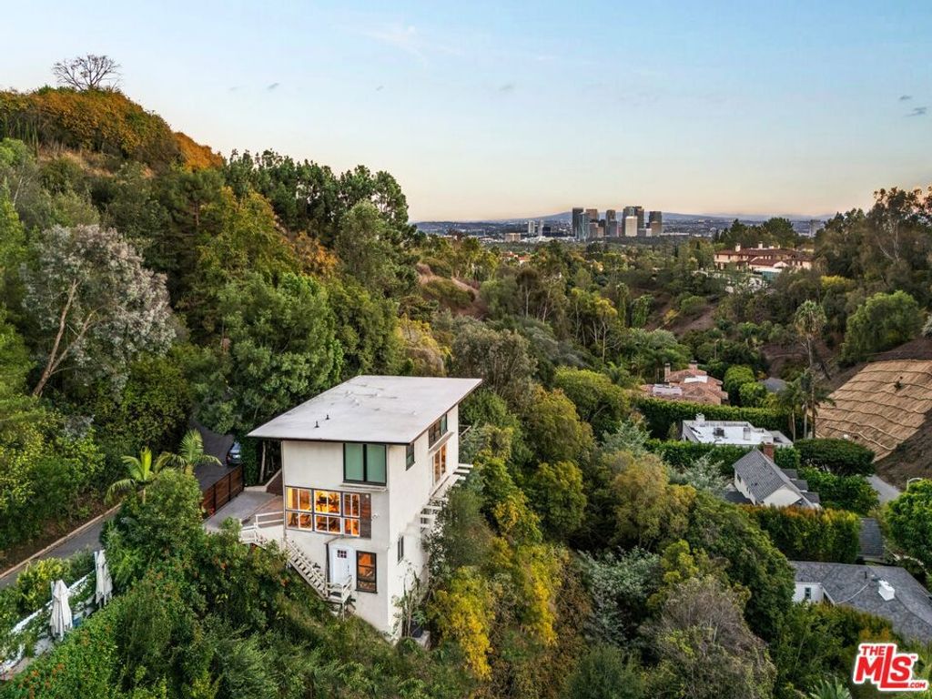 Photo of 1311 Braeridge Drive, Beverly Hills, CA 90210 (MLS # 25609673)