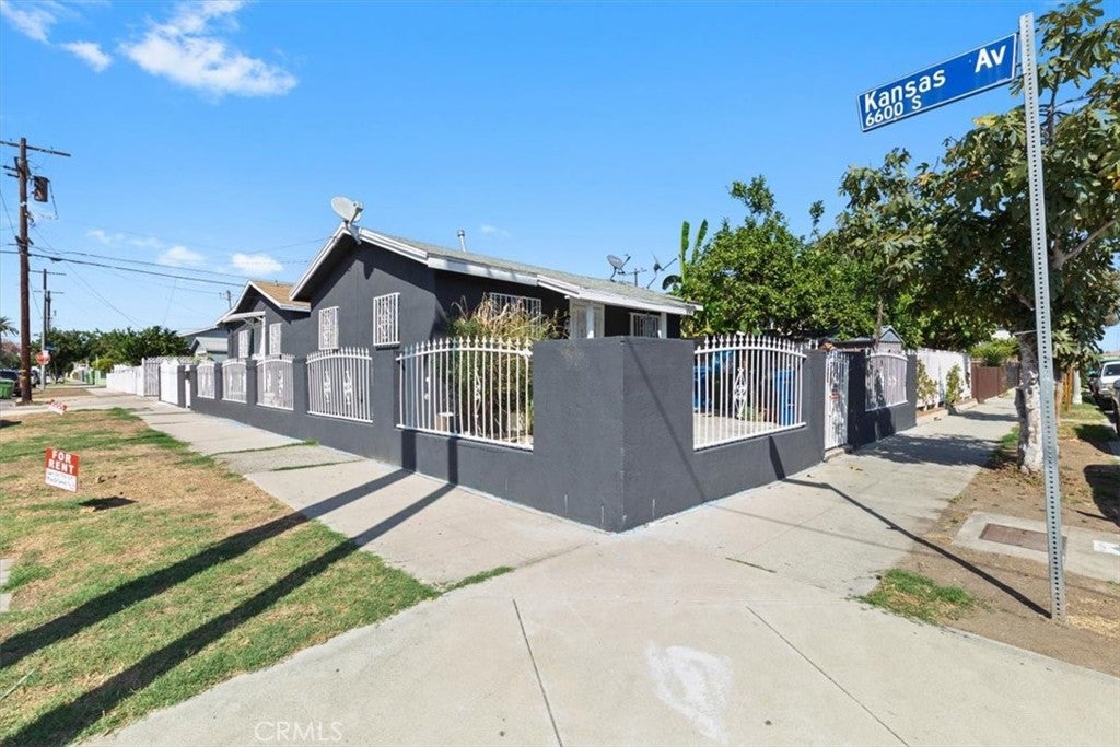 1049 W 67th