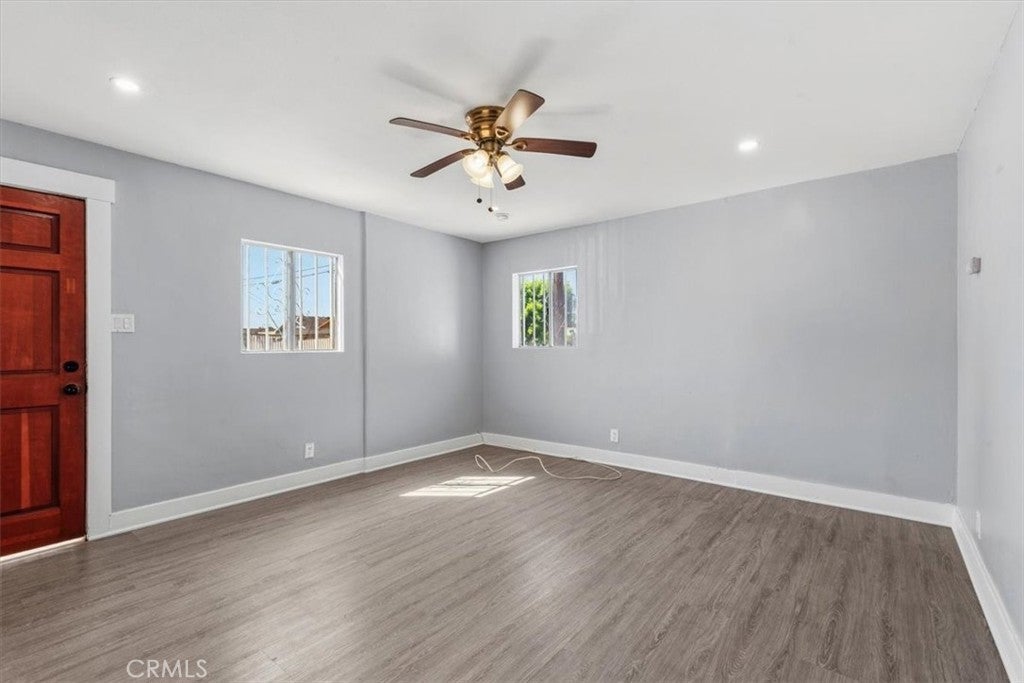 1049 W 67th