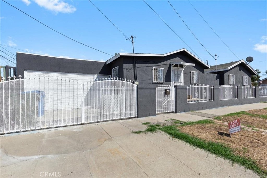 1049 W 67th