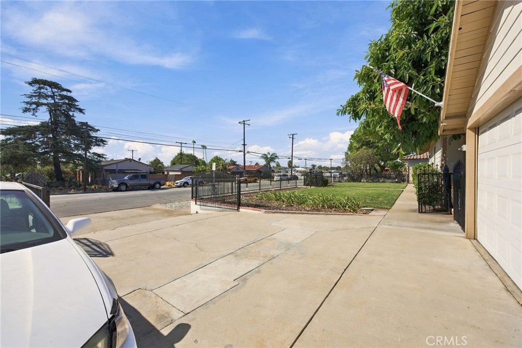 511 W Paramount