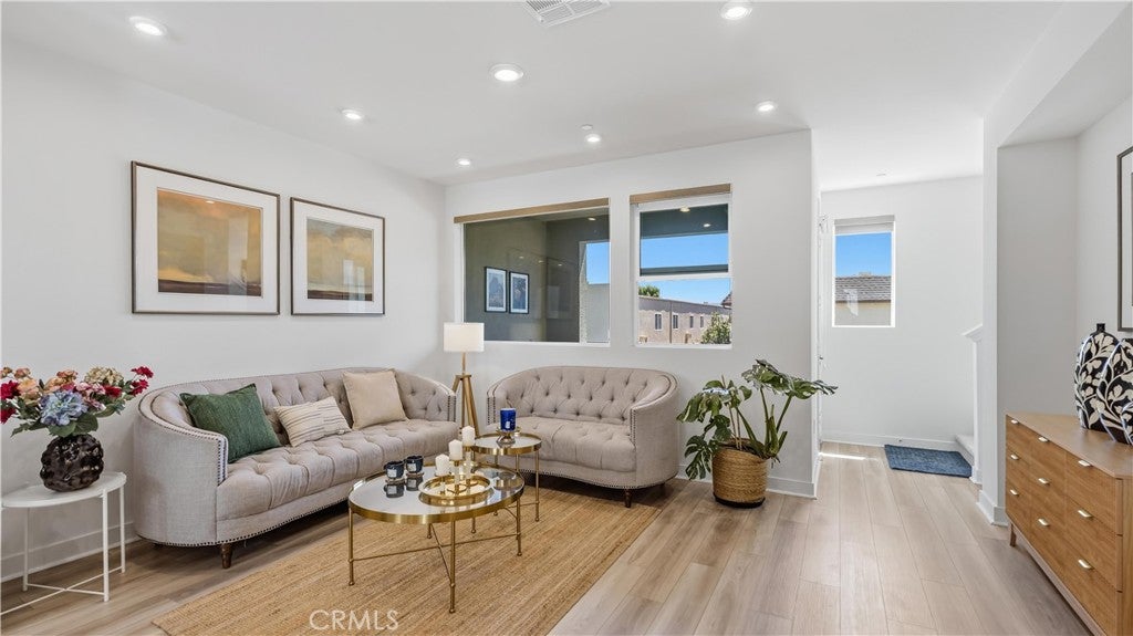 633 S Lyon St, Santa Ana CA 92705