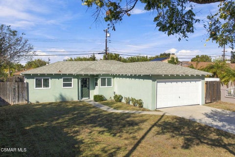 Photo of 2165 Lupin Street, Simi Valley, CA 93065 (MLS # 226005078)