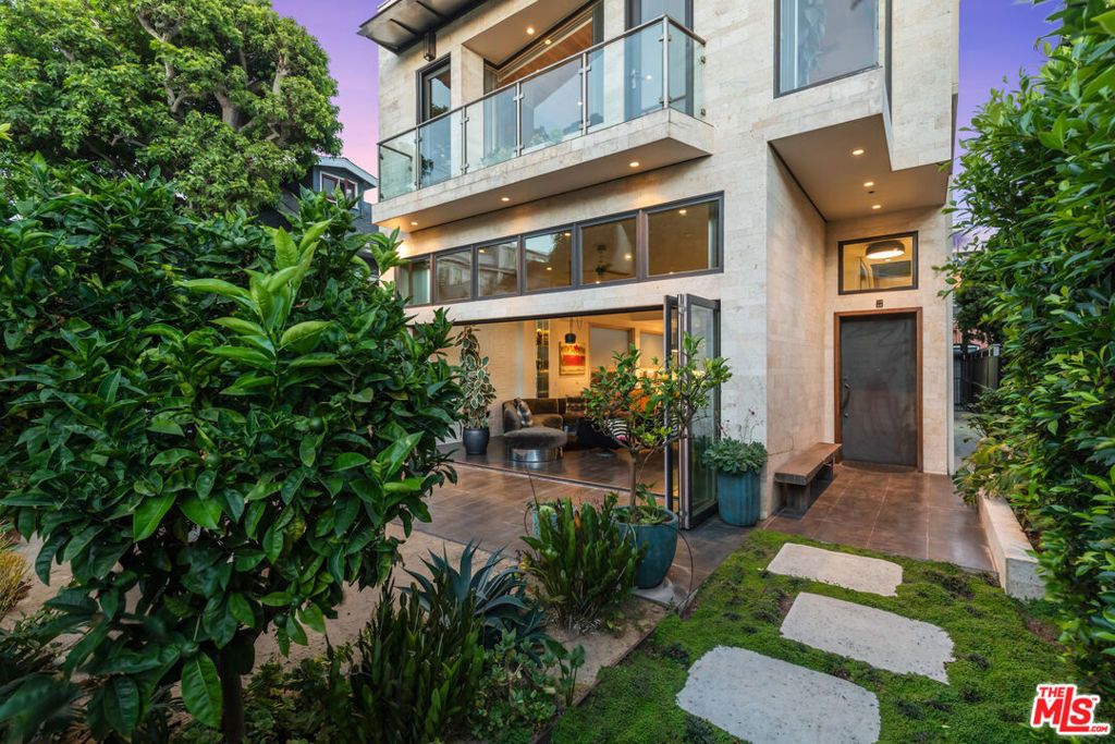 Photo of 24 Clubhouse Avenue, Venice, CA 90291 (MLS # 25562419)