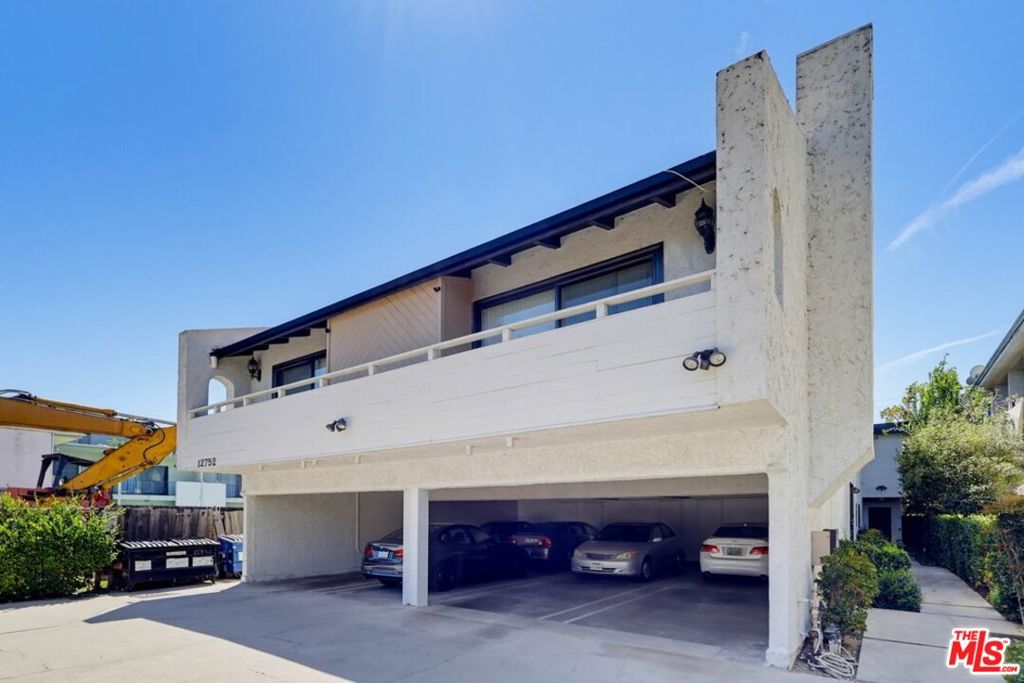 12752 Moorpark Street 3