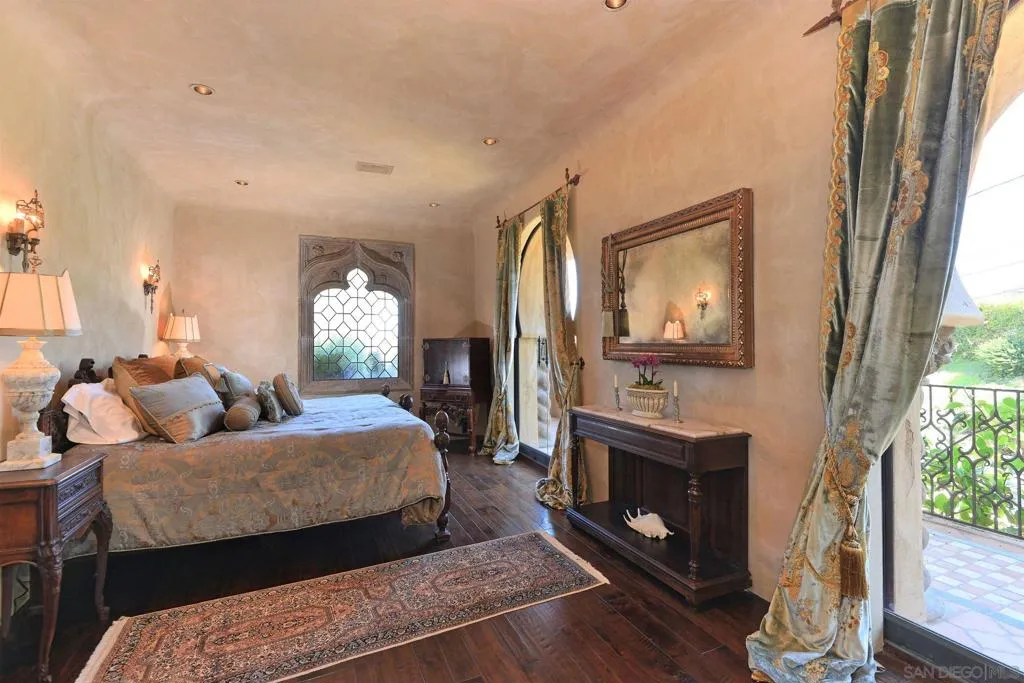 La Jolla, California 92037, United States, 4 Bedrooms Bedrooms, ,4 BathroomsBathrooms,Residential,Active,221005