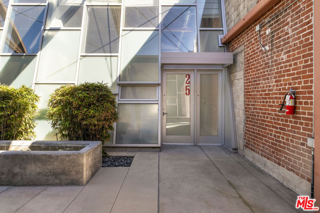 130 S Hewitt Street 25