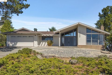 Photo of 14300 Skyline Blvd Blvd, Oakland, CA 94619 (MLS # 41128602)