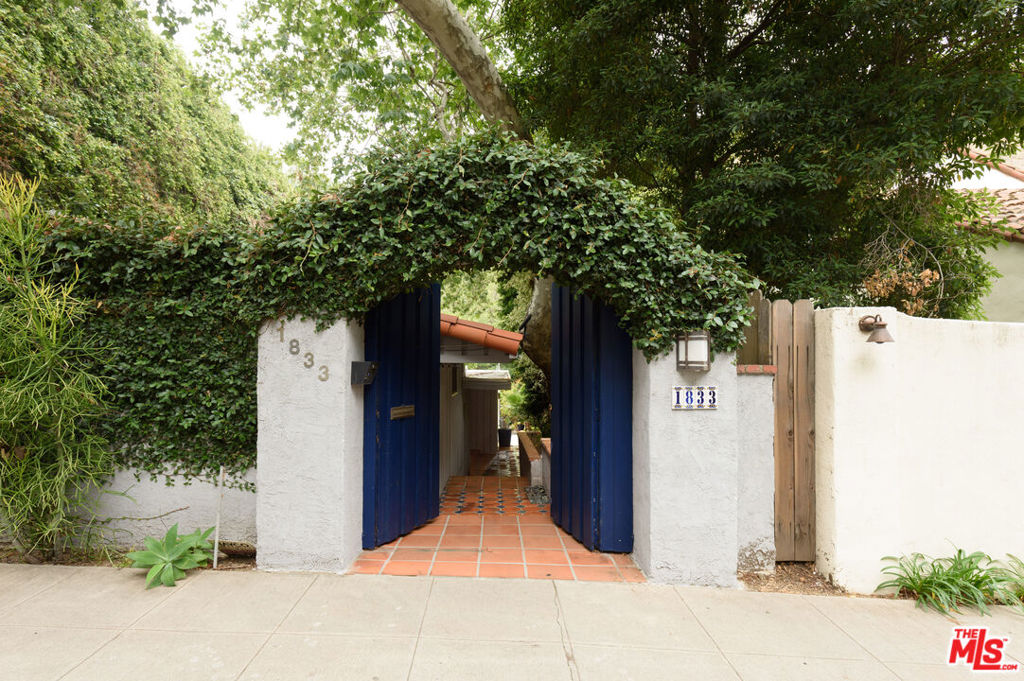 1833 Courtney Avenue