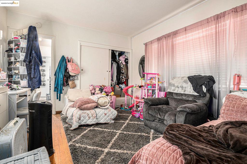 E OAKLAND - Residential Income