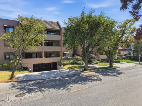Photo of 356 W California Avenue #7, Glendale, CA 91203 (MLS # 226002388)