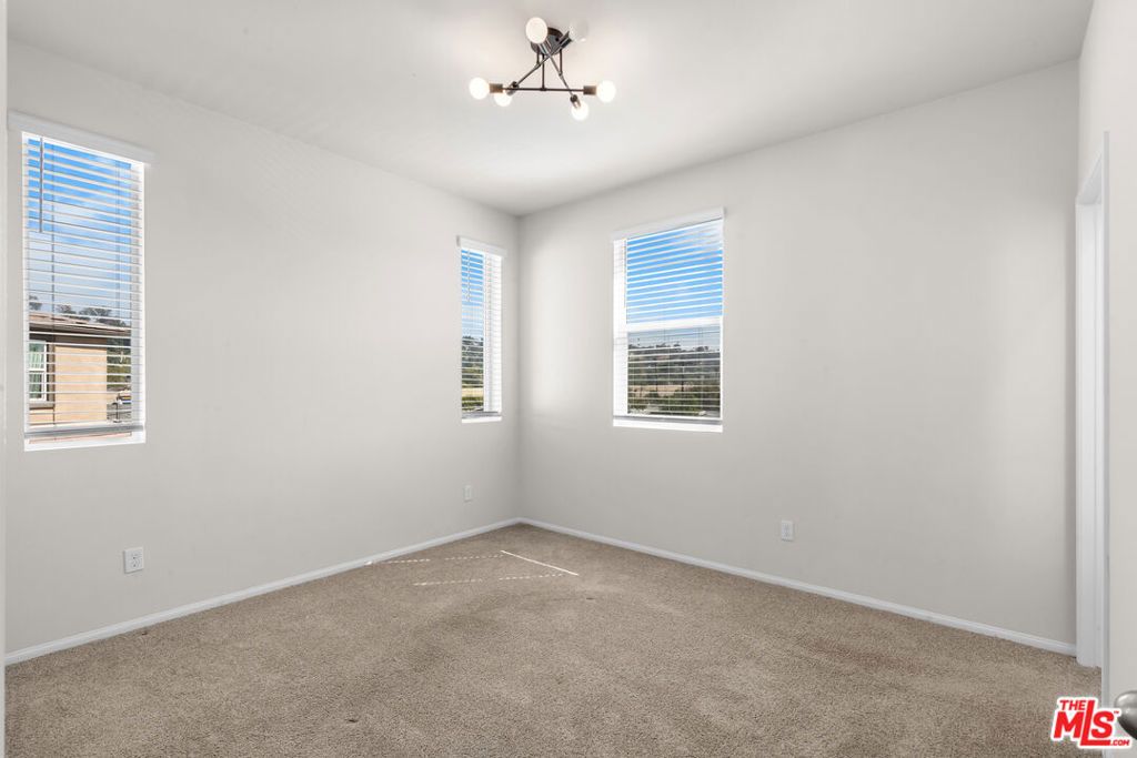 listing image 130729380362765409707