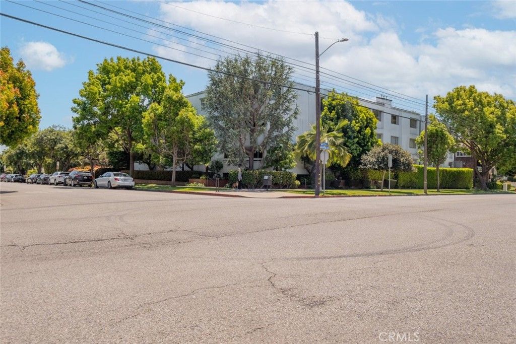 Photo of 930 California Avenue #105, Santa Monica, CA 90403 (MLS # SR25095370)