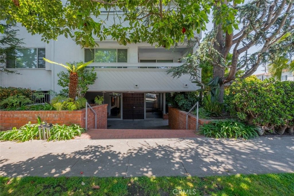 Photo of 930 California Avenue #105, Santa Monica, CA 90403 (MLS # SR25095370)