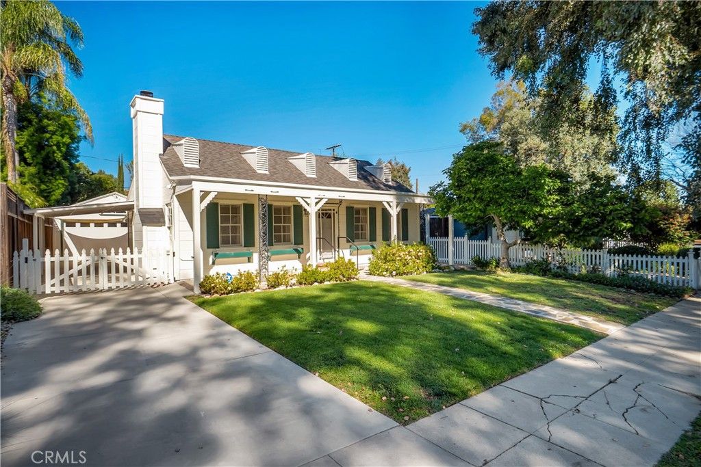 Photo of 5239 Comercio Avenue, Woodland Hills, CA 91364 (MLS # SR26062483)