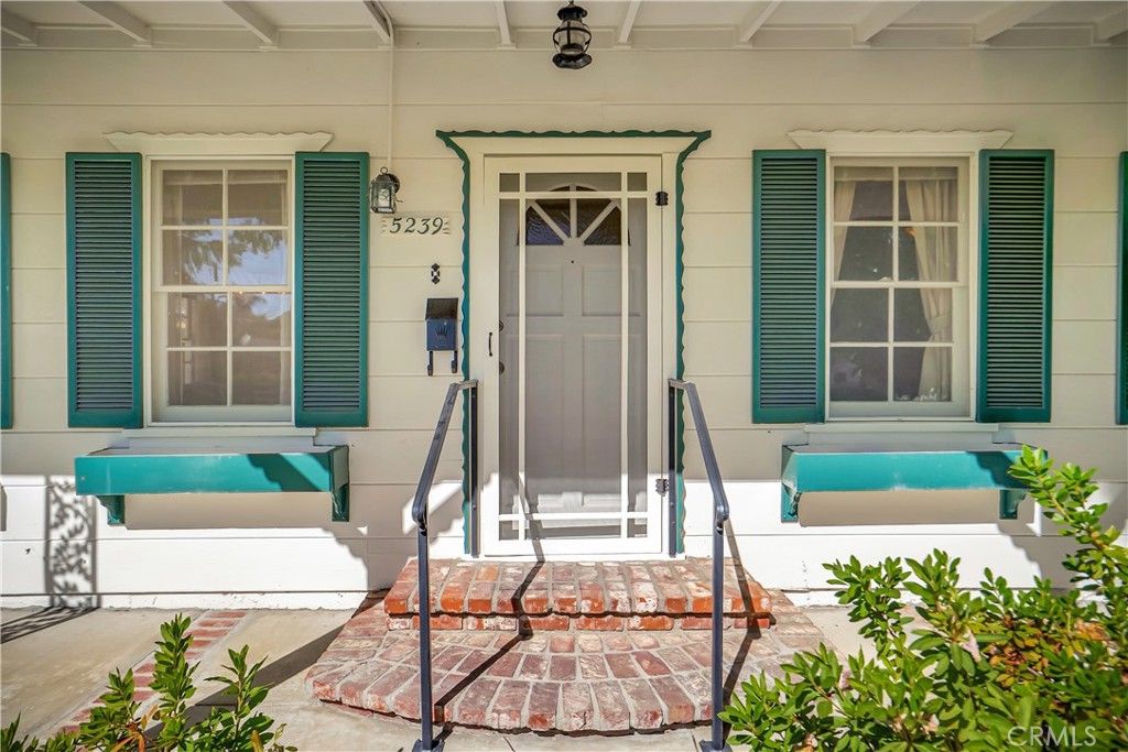 Photo of 5239 Comercio Avenue, Woodland Hills, CA 91364 (MLS # SR26062483)