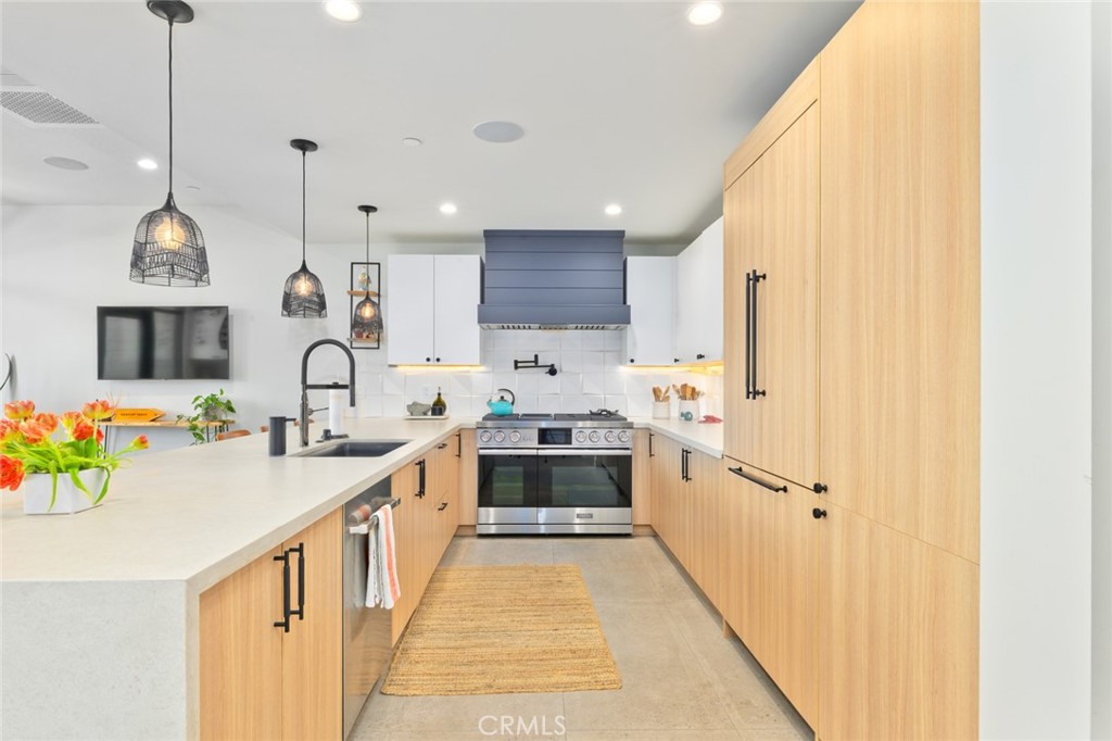 502 E Balboa Boulevard