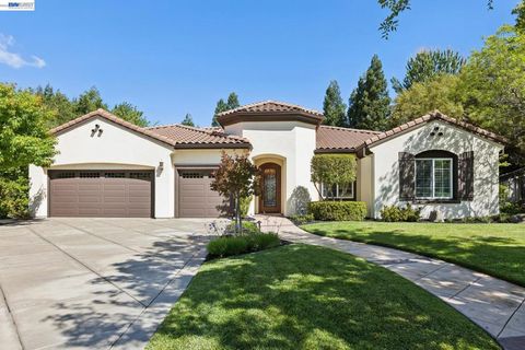 Photo of 770 Summit Creek Ln Ln, Pleasanton, CA 94566 (MLS # 41132151)