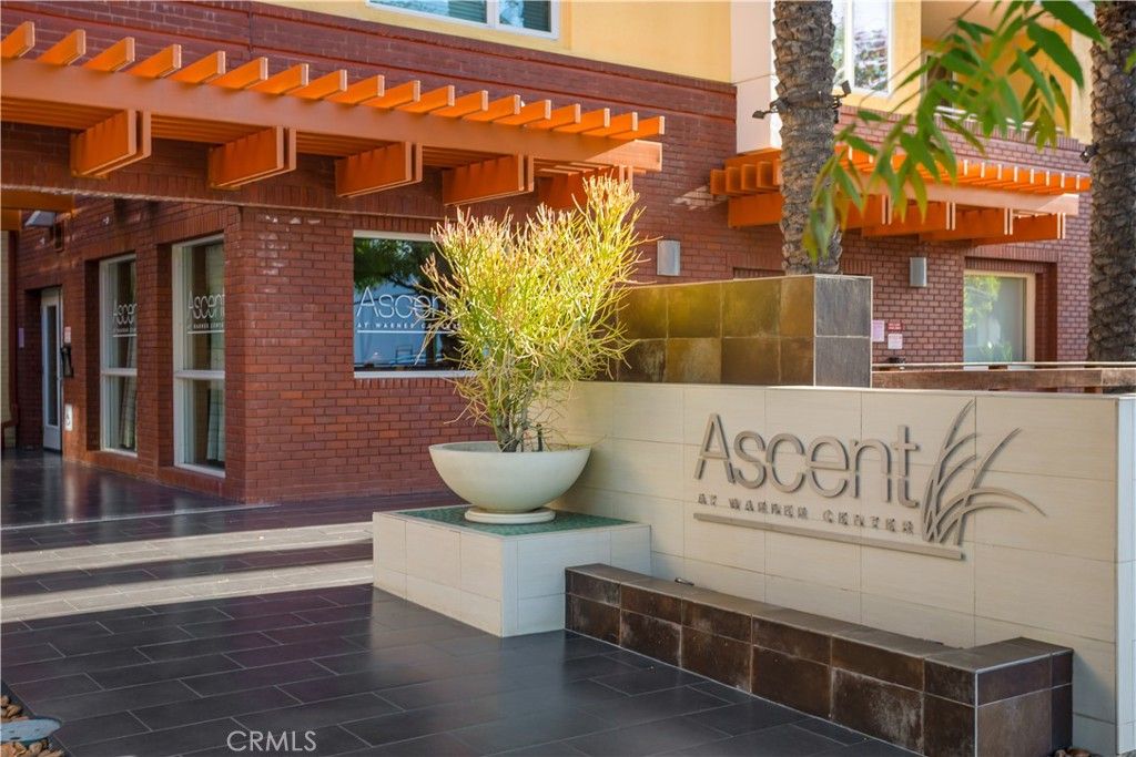 Photo of 21301 Erwin St, Woodland Hills, CA 91367 (MLS # IG26084237)