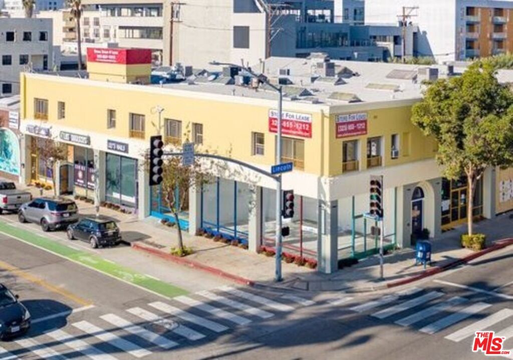GREAT LOCATION, across from Vons, Equinox, Jersey Mike's, Bat Cities, Botega, Sweet Fin. very charming , renovated, large single, Brick wall, skylight,