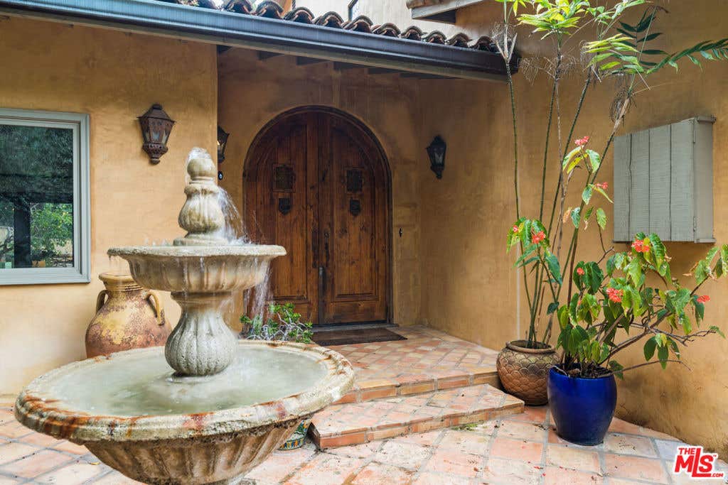 Photo of 2695 La Cuesta Drive, Los Angeles, CA 90046 (MLS # 26839267)