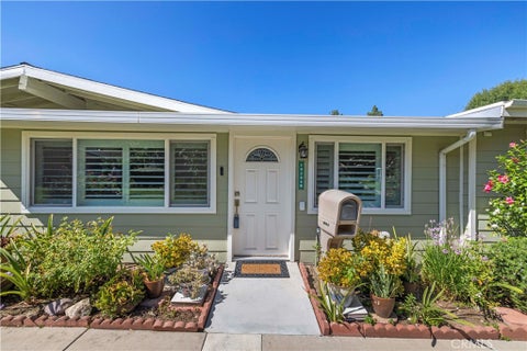 Photo of 19204 Avenue Of The Oaks #B, Newhall, CA 91321 (MLS # SR26201925)