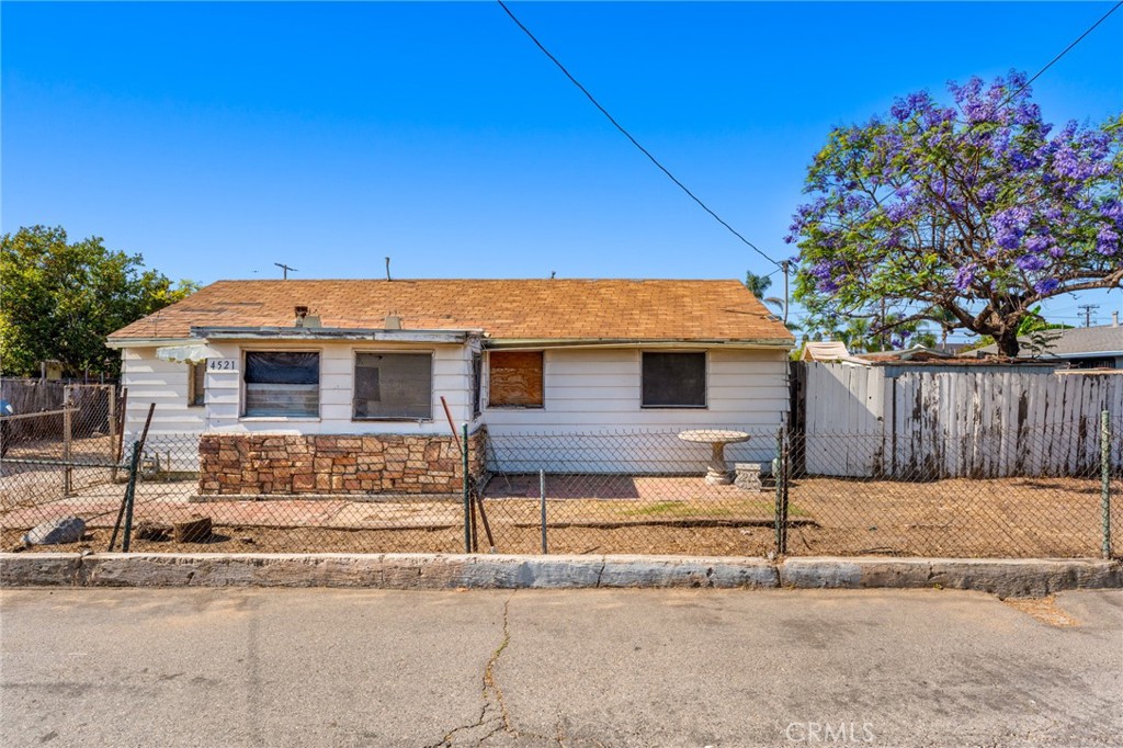 4521 W Watkins