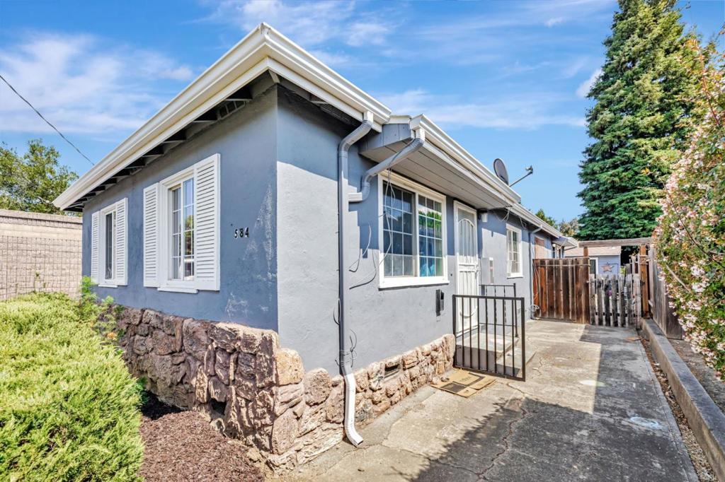 584 Macarthur Avenue