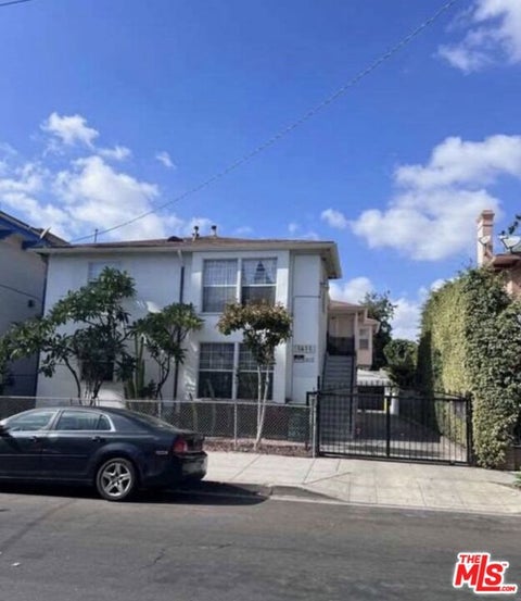 Photo of 1411 S Bonnie Brae Street, Los Angeles, CA 90006 (MLS # 26990571)