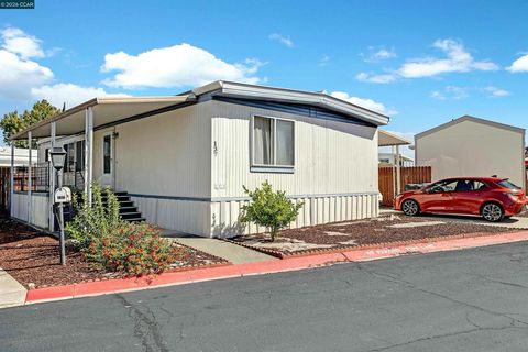 Photo of 137 Valencia Dr, Fairfield, CA 94533 (MLS # 41123332)