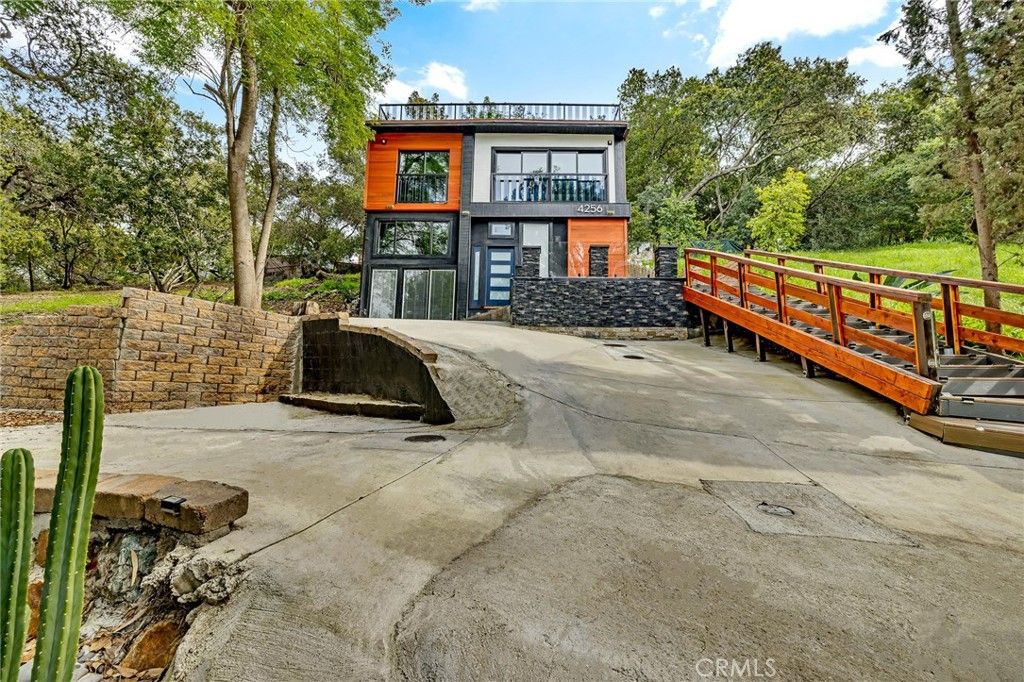 Photo of 4256 Rosario Road, Woodland Hills, CA 91364 (MLS # SR25219249)