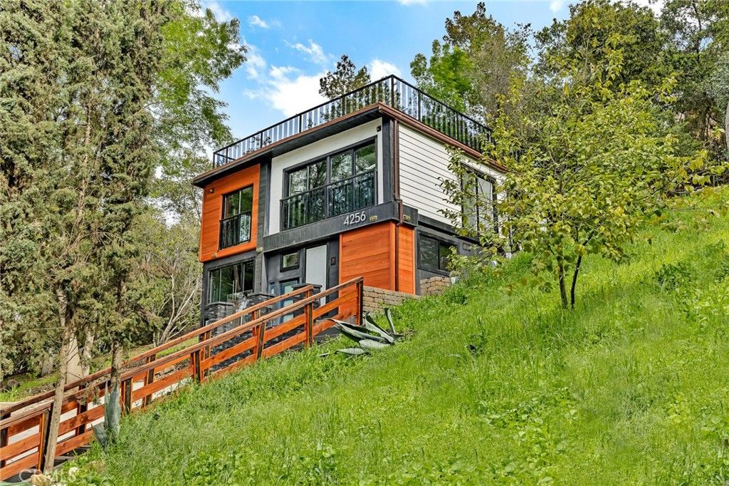 Photo of 4256 Rosario Road, Woodland Hills, CA 91364 (MLS # SR25219249)