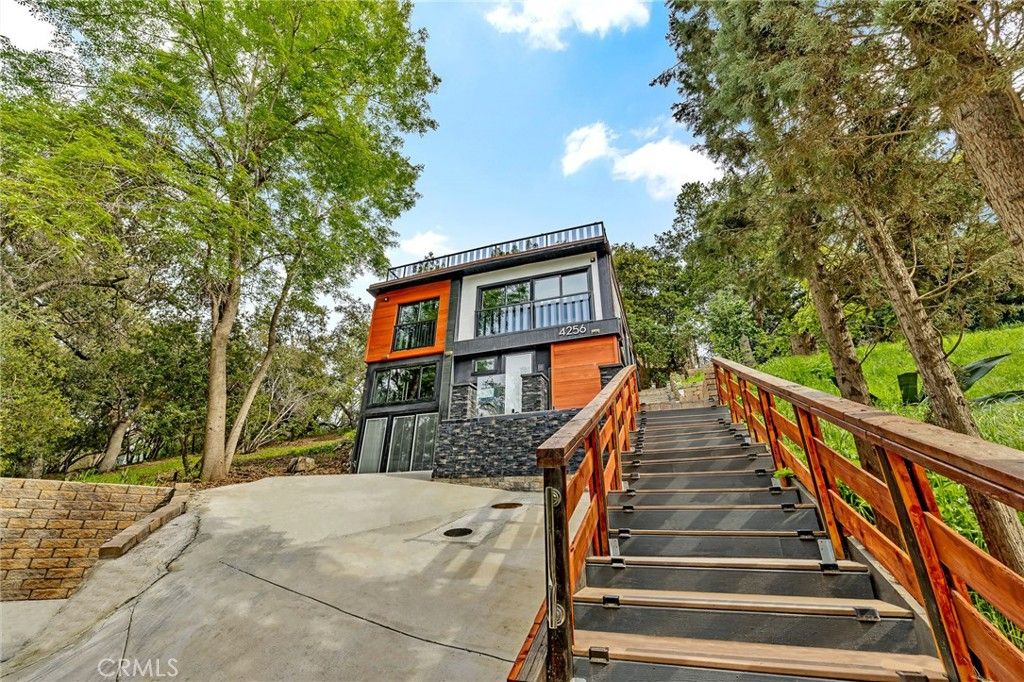 Photo of 4256 Rosario Road, Woodland Hills, CA 91364 (MLS # SR25219249)