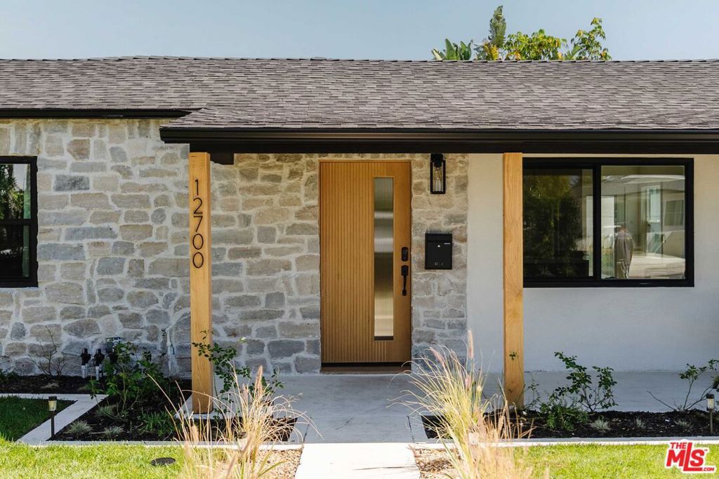 Photo of 12700 Bonaparte Avenue, Los Angeles, CA 90066 (MLS # 26669333)