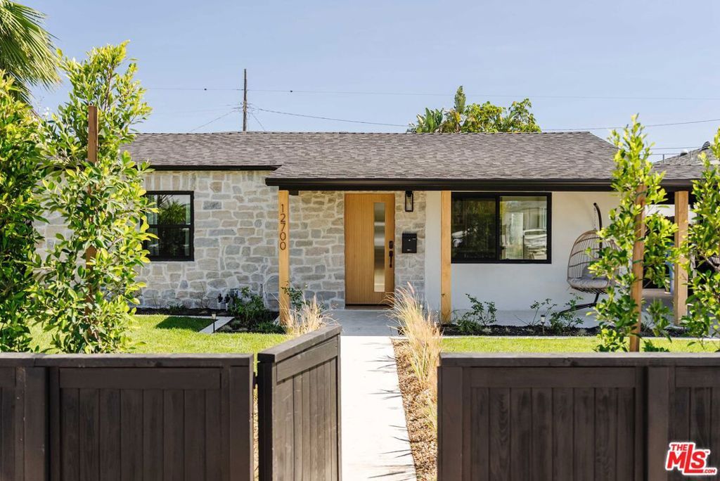 Photo of 12700 Bonaparte Avenue, Los Angeles, CA 90066 (MLS # 26669333)