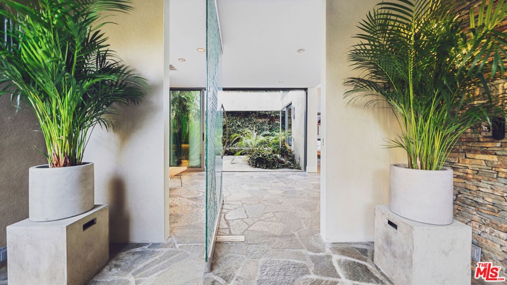 Photo of 11927 Ashdale Lane, Studio City, CA 91604 (MLS # 26995781)