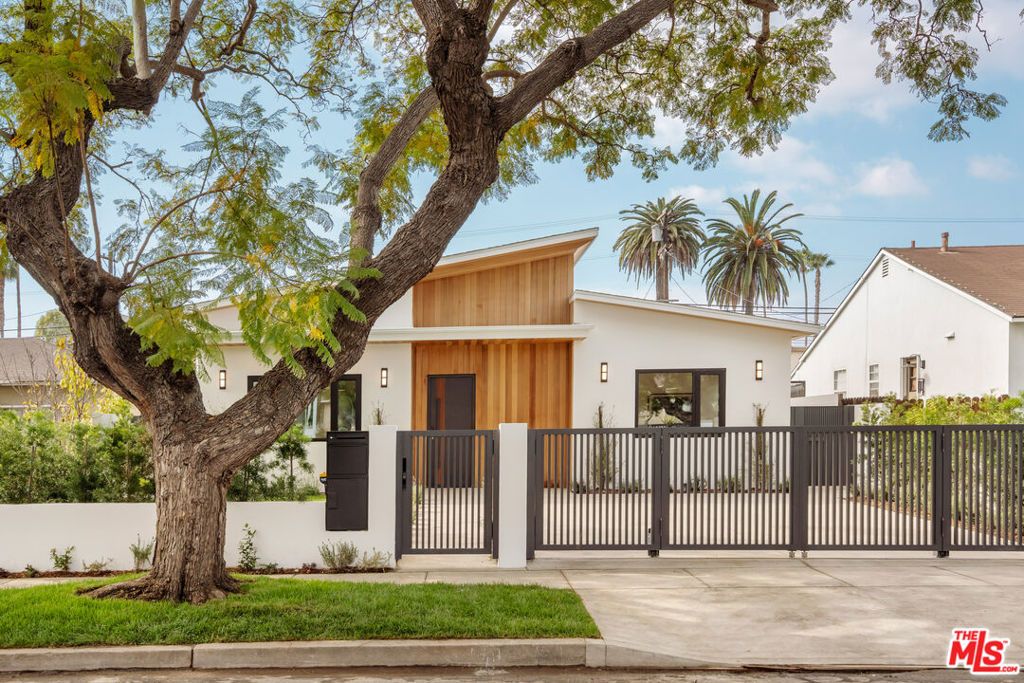 Photo of 2649 Barry Avenue, Los Angeles, CA 90064 (MLS # 26650037)