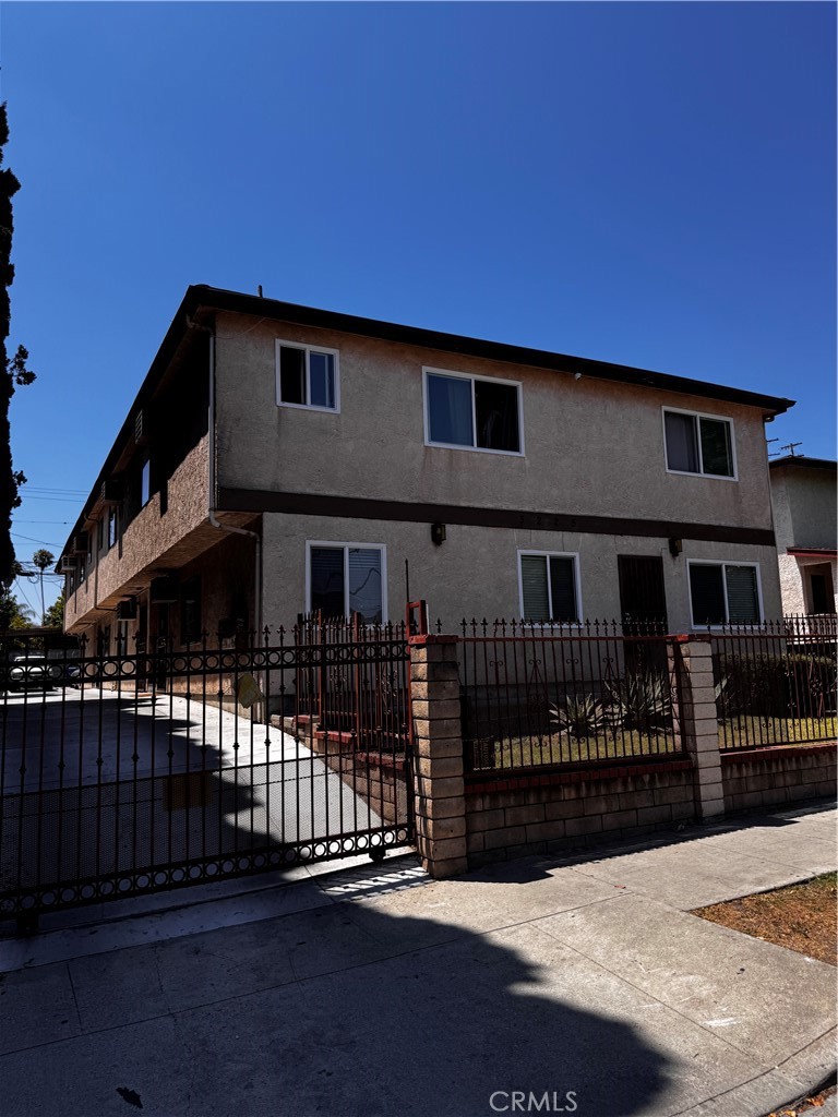 LOCATED IN A QUIET RESIDENTIAL NEIGHBORHOOD. NEWER REMODELED KITCHEN CABINET, QUARTZ COUNTERTOP, NEWER PAINT,NEWER LAMINATE WOOD FLOOR THROUGHOUT, NEWER TILE FLOORS. TWO LARGE BEDROOMS WITH ONE CARPOT PARKING SPACE. SECOND FLOOR END UNIT. AUTO REMORE GATE. NO PET. ONE YEAR LEASE. CLOSE TO USC MEDICAL CENTER, DOWNTOWN L.A. EASY ACCESS TO FREEWAYS. READY FOR IMMEDIATE MOVE IN.
